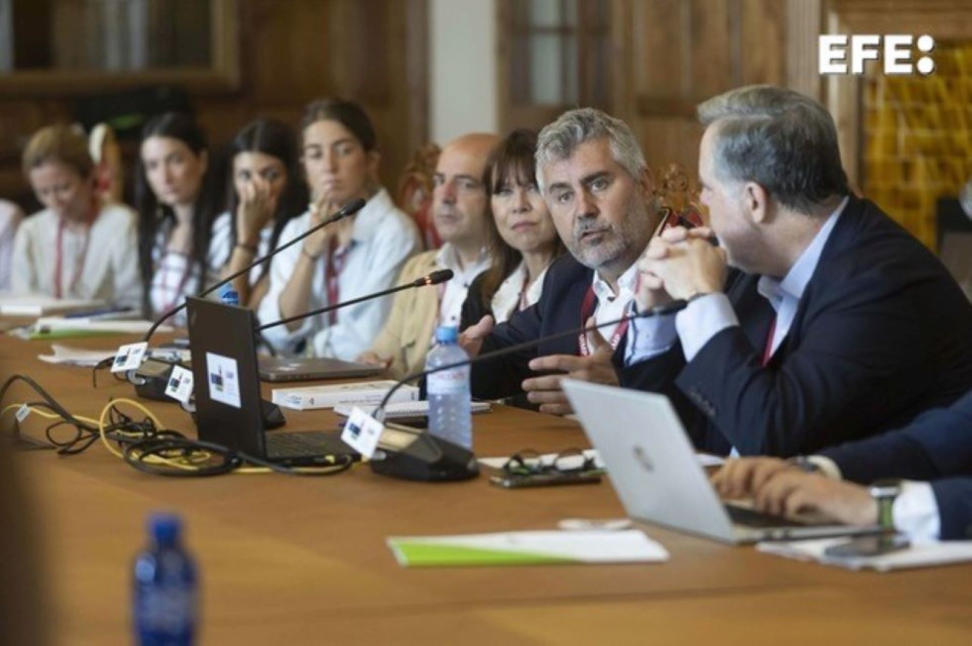 Santander, 15/07/2025.- El presidente de la Agencia EFE, Miguel Ángel Oliver (2d), interviene en el curso "Retos de la democracia ante la desinformación", que organiza la Universidad Internacional Menéndez Pelayo con profesionales de los medios para crear un espacio de diálogo y aprendizaje. EFE/ Pedro Puente Hoyos