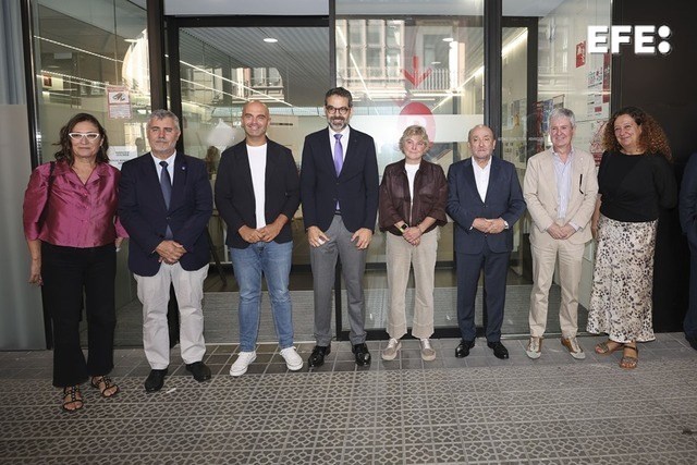 Bilbao, 18/09/2025.-El presidente de la Fundación Víctimas del Terrorismo (FVT), Juan Francisco Benito Valenciano, (3d) la viceconsejera de Derechos Humanos, Memoria y Convivencia, Arritxu Marañón, (4d) el presidente de la Agencia EFE, Miguel Ángel Oliver, (2i), el subdelegado del Gobierno Carlos García, (4i) el concejal de Derechos Humanos, Convivencia, Cooperación e Interculturalidad, Iñigo Zubizarreta, (2 d) y la delegada general de EFE en el País Vasco Elena Puerta (i) en la inauguración en Bilbao de la exposición itinerante sobre el atentado del 11M con fotografías de la Agencia EFE, un total de 67 fotografías del fondo documental de la Agencia EFE componen la muestra "Atentados del 11M. Memoria de dolor y solidaridad" que se expone en el centro municipal de Abando, en Bilbao, hasta el próximo 30 de septiembre. EFE/Luis Tejido