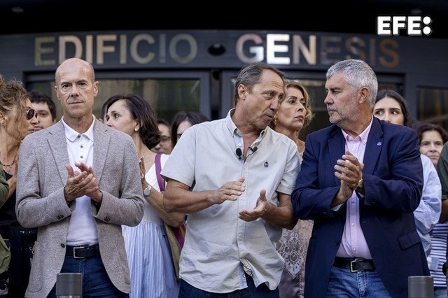 Madrid, 01/09/2025.- El presidente de la Agencia EFE, Miguel Angel Oliver (d), junto al presidente de Reporteros Sin Fronteras España, Alfonso Bauluz (c), y el director de Información, Leandro Lamor, tras el minuto de silencio que los trabajadores han secundado en la entrada de la sede de la Agencia EFE en Madrid. EFE/Daniel González