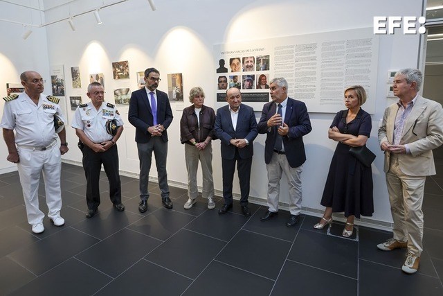 Bilbao, 18/09/2025.-El presidente de la Fundación Víctimas del Terrorismo (FVT), Juan Francisco Benito Valenciano, (4d) la viceconsejera de Derechos Humanos, Memoria y Convivencia, Arritxu Marañón, (4i) el presidente de la Agencia EFE, Miguel Ángel Oliver, (3 d), el subdelegado del gobierno Carlos García, (3i) la diputada de promoción económica Ainara Basurko, (2d) el concejal de Derechos Humanos, Convivencia, Cooperación e Interculturalidad, Iñigo Zubizarreta, (d) junto a mandos policiales en la inauguración en Bilbao de la exposición itinerante sobre el atentado del 11M. EFE/Luis Tejido