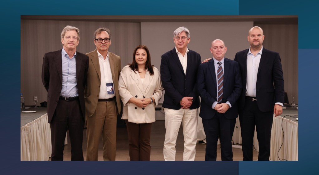 Atenas (Grecia), 26/092025- De dcha a izq: Fabrice Fries -CEO de AFP y presidente saliente de EANA-, Stefano De Alessandri -director general de ANSA-, Claudia Nicolae -directora general de Agerpress-, Patrick Lacroix -CEO de Belga-, Aimilios Perdikaris -presidente de la agencia de noticias Atenas-Macedonia (ANA-MPA)- y Alexandru Giboi -secretario general de EANA-. Foto cedida por EANA