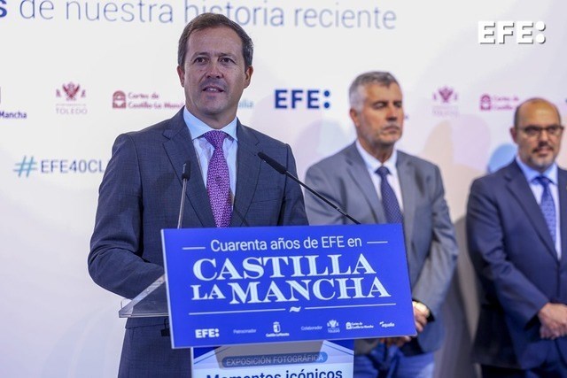 Toledo, 29/09/2025.- El alcalde de Toledo, Carlos Velázquez, interviene en la inauguración de la exposición “Momentos icónicos de nuestra historia reciente”, que puede visitarse en el Centro Cultural San Marcos de Toledo desde el 29 de septiembre y hasta el 12 de octubre. EFE/ Ismael Herrero