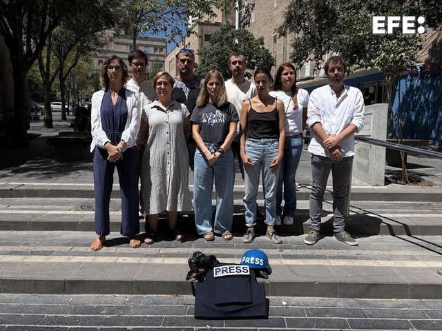 Jerusalén, 01/09/2025.- Minuto de silencio que varios periodistas de medios españoles (EFE, RTVE, TV3 y Mediaset) han secundado a las doce horas del mediodía en Jerusalén. Más de 200 medios de comunicación de 50 países, decenas en España, se han sumado a la movilización global, impulsada por Reporteros Sin Fronteras (RSF), para denunciar "la masacre deliberada de periodistas en Gaza" y exigir el acceso sin restricciones de la prensa extranjera a la Franja. EFE