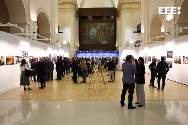 Toledo, 29/09/2025.- La Agencia EFE de Castilla-La Mancha conmemora los 40 años de su apertura con la inauguración de la exposición “Momentos icónicos de nuestra historia reciente”, que puede visitarse en el Centro Cultural San Marcos de Toledo desde el 29 de septiembre y hasta el 12 de octubre, y que repasa estas cuatro décadas a través de 40 fotografías. La exposición refleja los elementos más distintivos de Castilla-La Mancha, sus costumbres y tradiciones, su historia, su patrimonio cultural y natural, acontecimientos y sucesos que han quedado en la memoria colectiva de la región, su presente y su proyección de futuro. EFE/ Ismael Herrero
