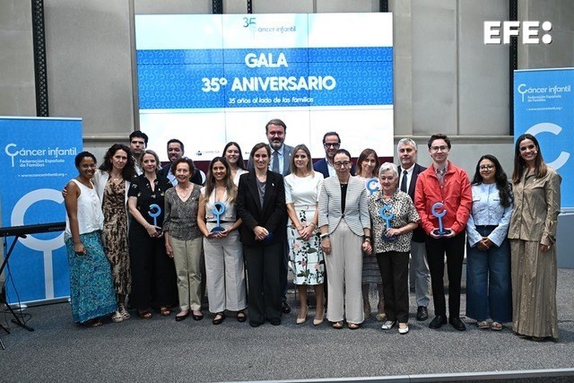 Madrid, 19/09/2025.- Foto de familia de los premiados en el acto institucional del 35º aniversario de la Federación Española de Familias de Cáncer Infantil (FEFCI). EFE/ Fernando Villar