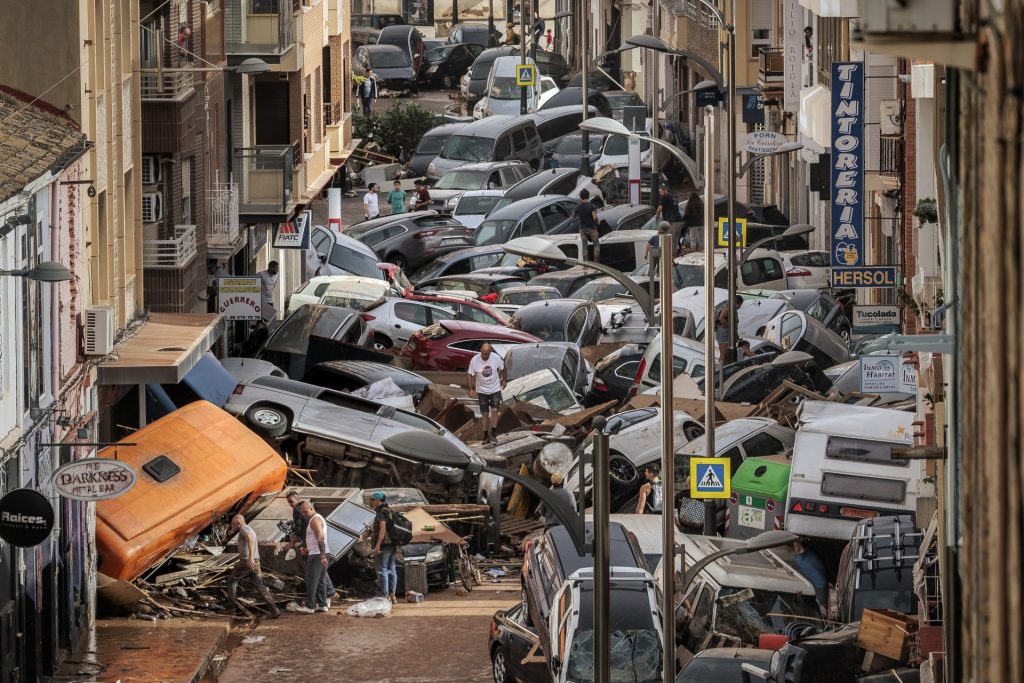 Alfafar (Valencia), 30/10/2024.- Vehículos amontonados en una calle tras las intensas lluvias de la fuerte dana que afecta especialmente el sur y el este de la península ibérica, este miércoles. EFE/Biel AliñoAlfafar (Valencia), 30/10/2024.- Vehículos amontonados en una calle tras las intensas lluvias de la fuerte dana que afecta especialmente el sur y el este de la península ibérica, este miércoles. EFE/Biel Aliño