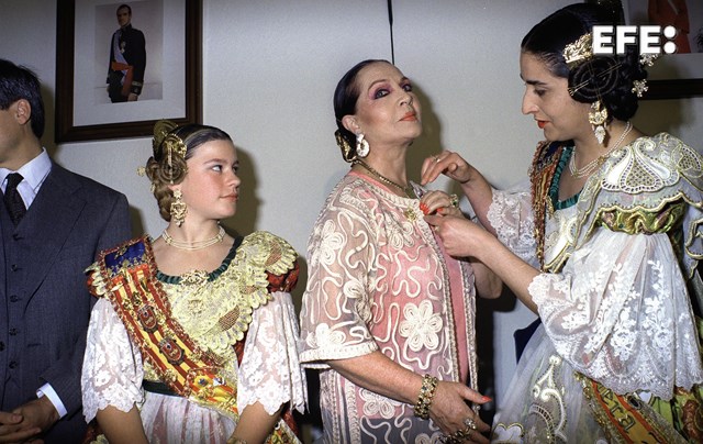 Campo de Criptana, 17/05/1997.- Las falleras mayores de la localidad de Alacuas (Valencia) entregan una insignia a Sara Montiel (c) durante el homenaje que se tributó hoy a la actriz manchega en su localidad natal. EFE/Jesús Carvajal