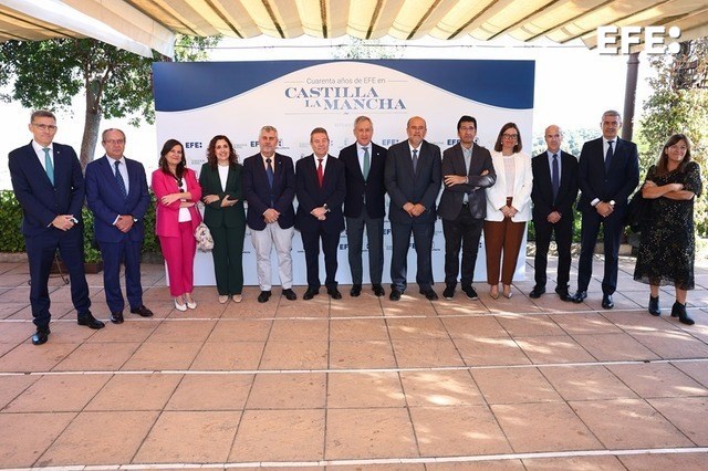 Toledo, 26/09/2025.- El presidente de la Agencia EFE, Miguel Ángel Oliver (5i), el presidente de Castilla-La Mancha, Emiliano García-Page (6i), la delegada de la Agencia en Castilla-La Mancha, Lidia Sánchez Yanel (4i), la directora de Nacional de EFE, Patricia de Arce (1d) y el director de Información de la Agencia, Leandro Lamor (3d) ,entre otros, posan para una foto de familia con motivo de la celebración del 40 aniversario de la Agencia EFE en Castilla-La Mancha, en Viñedos Cigarral de Santa María, en el Cerro del Emperador de Toledo. EFE/ Ismael Herrero