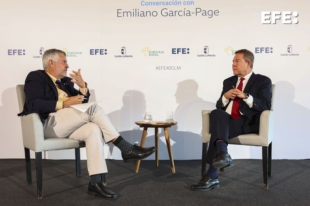 Toledo, 26/09/2025.- El presidente de la Agencia EFE, MiguelÁngel Oliver (i), y el presidente de Castilla-La Mancha, Emiliano García-Page, protagonizan un encuentro informativo con motivo de la celebración del 40 aniversario de la Agencia EFE en Castilla-La Mancha, en Toledo. EFE/ Ismael Herrero