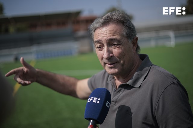 Benetússer (Valencia), 12/10/2025.- El presidente de la Federación de Fútbol de la Comunitat Valenciana (FFCV), Salvador Gomar, durante la entrevista con EFE en la que hace balance de un proceso de reconstrucción que califica de “positivo” un año después de la dana que el 29 de octubre de 2024 arrasó gran parte de la provincia de Valencia y numerosos campos de fútbol. EFE/Biel Aliño