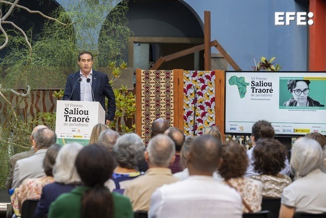 Las Palmas de Gran Canaria. 14/10/2025.- El viceconsejero de Bienestar Social, Francisco Candil, pronuncia unas palabras tras entregar el Premio Saliou Traoré al equipo de Planeta Futuro, durante el acto celebrado en el patio central de la sede de Casa África en Las Palmas de Gran Canaria. EFE/Quique Curbelo.
