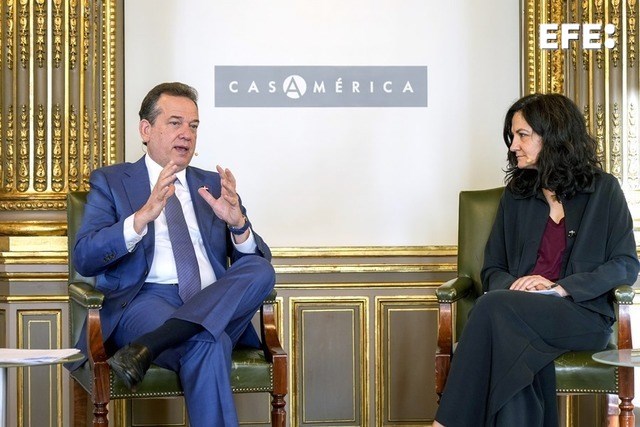 Madrid, 28/10/2025.-El ministro de Industria, Comercio y Mypimes de República Dominicana, Ito Bisonó, y la directora del departamento de Internacional de la Agencia EFE, Emilia Pérez, durante la entrevista realizad en una tribuna de la Casa de América, en Madrid. -EFE/ Borja Sánchez-Trillo