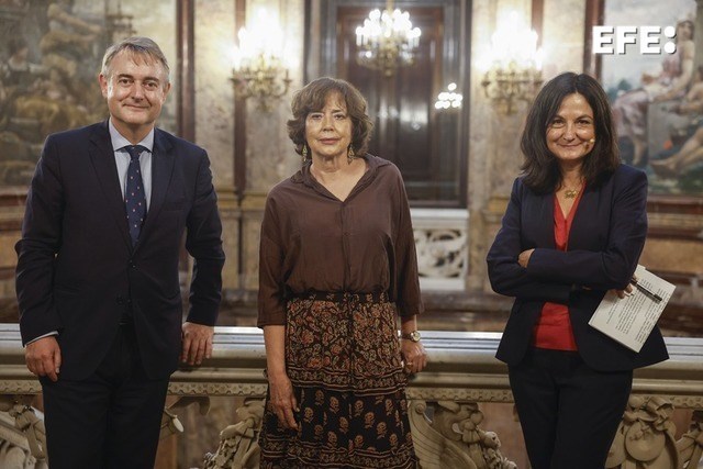 Madrid, 02/10/2025.- El director general de Casa de América, León de la Torre y la directora de Internacional de la Agencia EFE, Emilia Pérez (d), posan antes de la entrevista a la secretaria de Ciencias, Humanidades, Tecnología e Innovación de México, Rosaura Ruiz Gutiérrez (c), en la Casa de América. EFE/ J.P.Gandul