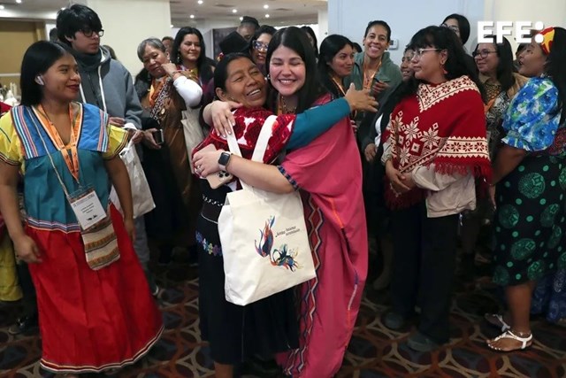 Lima (Perú), 17/10/2025.- Mujeres indígenas observan la ceremonia de entrega de los premios del Enlace Continental de Mujeres Indígenas de las Américas (ECMIA), realizada en Lima, Perú. EFE/ Paolo Aguilar