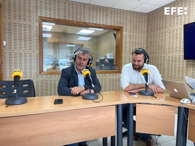 El presidente de la Agencia EFE, Miguel Ángel Oliver (izq.), durante la entrevista, junto a Eric Pestano, director de informativos de la Cadena SER en Canarias. EFE/José María Rodríguez