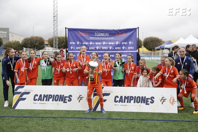 Massanassa (Valencia), 26/10/2025.- Las ganadoras de la final femenina, el combinado de la Comunidad Valenciana, celebran su victoria en el torneo de fútbol 8 ‘Tornem!’ (¡Volvemos! en castellano) para conmemorar el regreso del deporte un año después de la dana, en el estadio Vicente Moreno de Massanassa. EFE/Manuel Bruque