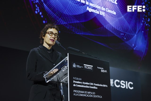 Madrid, 06/10/2025.- La periodista Noemí Gómez, responsablede la sección de Ciencia de la Agencia EFE, pronuncia un discurso antes de recibir el Premio CSIC-Fundación BBVA de Comunicación Científica por el “rigor” con el que trasladan “de manera contrastada el conocimiento basado en la evidencia científica” a la red mediática de hispano-hablantes, destacó el jurado. EFE/Juanjo Martín