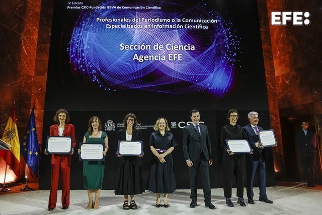 Madrid, 06/10/2025.- Los periodistas Raúl Casado (1d.),Noemí Gómez (2d), Elena Camacho (3i), Caty Arévalo (2i) y Carmen Rodríguez (i.), integrantes de la sección de Ciencia de la Agencia EFE, premio CSIC-Fundación BBVA de Comunicación Científica, posan junto a la presidenta del CSIC, Eloísa del Pino, y al director de la Fundación BBVA, Rafael Pardo Avellaneda, en Madrid. EFE/Juanjo Martín