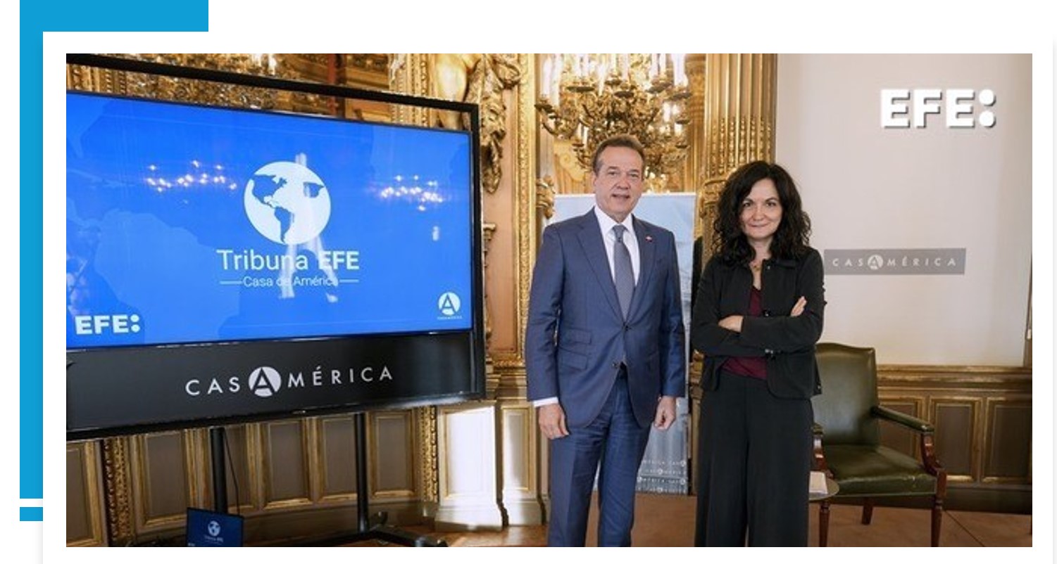Madrid, 28/10/2025.-El ministro de Industria, Comercio y Mypimes de República Dominicana, Ito Bisonó, junto a la la periodista de la Agencia EFE Emilia Pérez, durante su participación en una tribuna de la Casa de América de Madrid.-EFE/ Borja Sánchez-Trillo