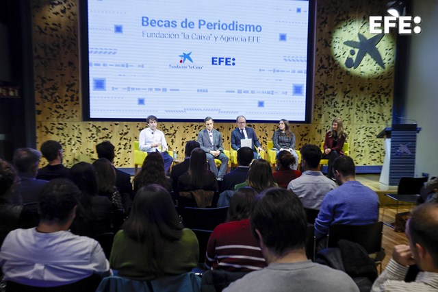 Madrid, 19/11/2025.- El director de la Escuela de Periodismo de la Agencia EFE, Carlos Gosch (centro), comparte escenario con antiguos becarios del programa de Becas “Fundación la Caixa-EFE” —Antonio Hermosín Gandul (2º por la izq., II edición), Paula Escalada Medrano (dcha., III edición), Sara Gómez Armas (2ª por la dcha., IV edición) y Adrián Blanco Ramos (izq., IX edición)— durante el Encuentro de Becarios celebrado en CaixaForum Madrid. En 2025 se cumple la XXI edición de este programa de formación.EFE/Zipi