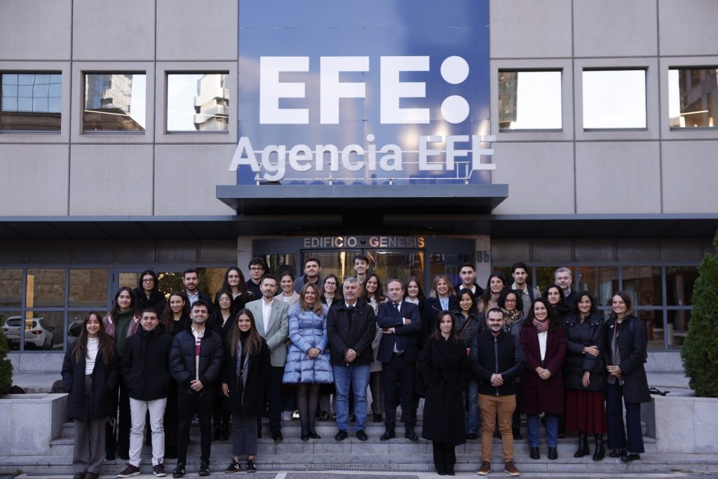 Madrid,19/11/2025.- E presidente de la Agencia EFE, Miguel Ángel Oliver, junto al grupo los 25 jóvenes periodistas de toda España que participan en la VI edición del programa de Formación en Unión Europea puesto en marcha por la Escuela de Periodismo de la Agencia EFE y el Instituto de RTVE, en colaboración con el Parlamento Europeo, cuya segunda jornada se celebra este 19 de noviembre en el Aula de EFE Escuela, en la sede central de Madrid. EFE