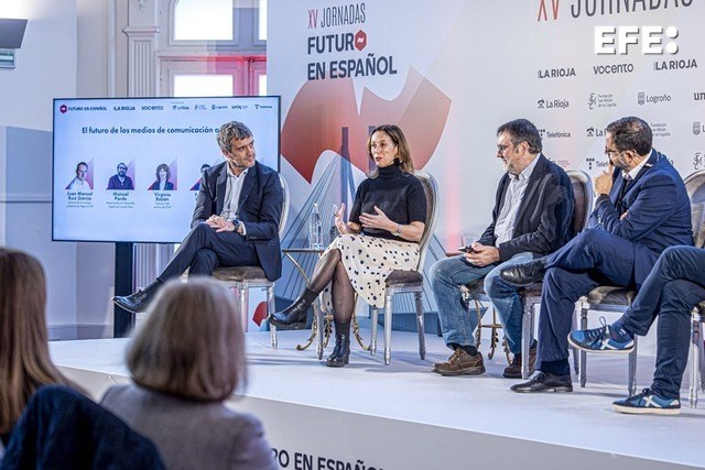 Logroño, 04/12/2025.- La directora del archivo de RTVE, Virginia Bazán (2i), interviene en la mesa redonda «El futuro de los medios de comunicación ante la inteligencia artificial», que ha cerrado las Jornadas Futuro en Español, organizadas en Logroño por el diario La Rioja y Vocento. EFE/Raquel Manzanares