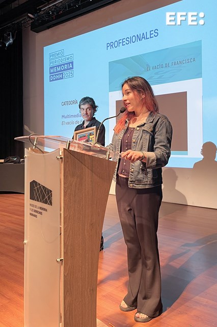 Santiago de Chile (Chile) 16/12/2025.- Fotografía cedida por el Museo de la Memoria y los Derechos Humanos de Chile de la periodista de la Agencia EFE Meritxell Freixas hablando junto al camarógrafo de EFE Rodrigo Sáez en la ceremonia de entrega del premio Periodismo, Memoria y Derechos Humanos de Chile 2025. EFE/ Museo de la Memoria y los Derechos Humanos de Chile