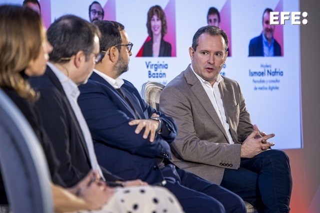 Logroño, 04/12/2025.- El director de Tecnología y Sistemas en Agencia EFE, Juan Manuel Ruiz García (d), en su intervención en la mesa redonda «El futuro de los medios de comunicación ante la inteligencia artificial», que ha cerrado las Jornadas Futuro en Español, organizadas en Logroño por el diario La Rioja y Vocento. EFE/Raquel Manzanares