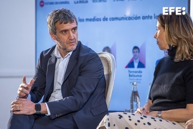 Logroño, 04/12/2025.- El director editorial de VOCENTO, Fernando Belzunce (i), interviene en la mesa redonda «El futuro de los medios de comunicación ante la inteligencia artificial». EFE/Raquel Manzanares