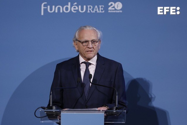 Madrid, 17/12/2025.- El ex presidente de la Agencia EFE Álex Grijelmo, durante su intervención en el acto de conmemoración del vigésimo aniversario de la Fundación del Español Urgente (FundéuRAE). EFE/ Mariscal