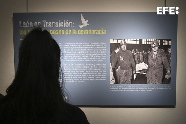 León, 03/12/2025.- Un momento de la inauguración de la exposición «León en Transición: los primeros pasos de la democracia», una muestra que recoge imágenes de la provincia de León en los años de la Transición elaborada con fondos gráficos de la Agencia EFE. EFE/J.Casares