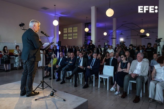 Buenos Aires (Argentina), 04/12/2025.- El presidente de la Agencia EFE, Miguel Ángel Oliver, durante su intervención en la inauguración de la exposición fotográfica «Testigos de la historia», con motivo del 60 aniversario de la Agencia EFE en Argentina. EFE/ Juan Ignacio Roncoroni