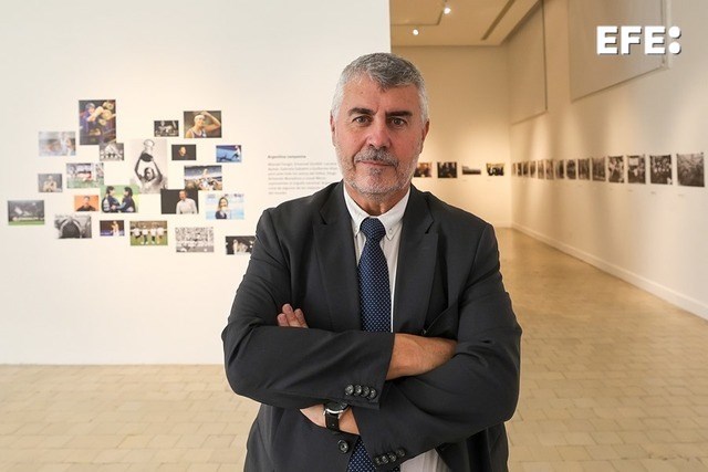 Buenos Aires (Argentina), 04/12/2025.- El presidente de la Agencia EFE, Miguel Ángel Oliver, durante la inauguración de la exposición fotográfica «Testigos de la historia», con motivo del 60 aniversario de la Agencia EFE en Argentina. EFE/ Juan Ignacio Roncoroni