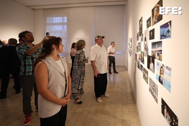 Buenos Aires (Argentina), 04/12/2025.- Personas recorren la inauguración de la exposición fotográfica «Testigos de la historia», con motivo del 60 aniversario de la Agencia EFE en Argentina. La Agencia EFE celebró el 60 aniversario de su llegada a la Argentina -y a América- con un acto del que participaron destacadas figuras de la política, la cultura y la sociedad y en el que se inauguró la exposición fotográfica «Testigos de la historia», que recorre los acontecimientos más trascendentes de la historia reciente del país a través de la lente de sus fotógrafos. EFE/ Juan Ignacio Roncoroni