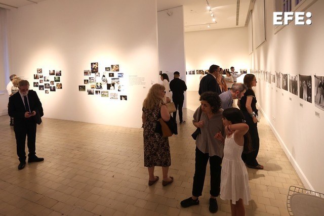 Buenos Aires (Argentina), 04/12/2025.- Personas recorren la inauguración de la exposición fotográfica «Testigos de la historia», con motivo del 60 aniversario de la Agencia EFE en Argentina. EFE/ Juan Ignacio Roncoroni