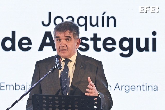 Buenos Aires (Argentina), 04/12/2025.- El embajador de España en Argentina, Joaquín de Arístegui, habla durante la inauguración de la exposición fotográfica «Testigos de la historia», con motivo del 60 aniversario de EFE en Argentina. En el acto participaron destacadas figuras de la política, la cultura y la sociedad. La exposición recorre los acontecimientos más trascendentes de la historia reciente del país a través de la lente de sus fotógrafos. EFE/ Matías Campaya