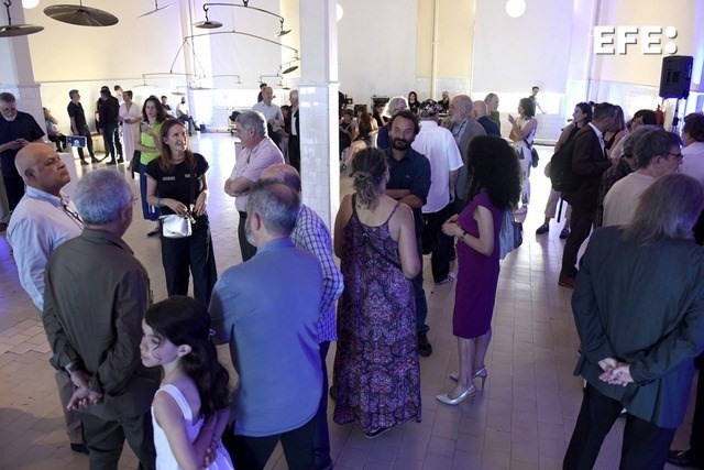 Buenos Aires (Argentina), 04/12/2025.- Personas recorren la inauguración de la exposición fotográfica «Testigos de la historia», con motivo del 60 aniversario de la Agencia EFE en Argentina. EFE/ Matías Campaya