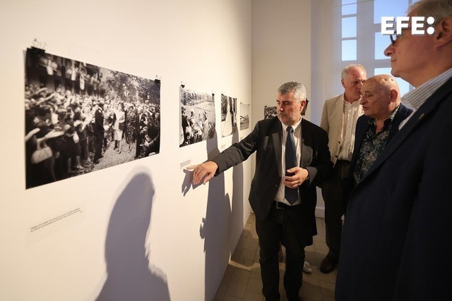 Buenos Aires (Argentina), 04/12/2025.- El presidente de la Agencia EFE, Miguel Ángel Oliver (c), recorre la exposición fotográfica «Testigos de la historia», que muestra los acontecimientos más trascendentes de la historia reciente del país a través de la lente de sus fotógrafos. EFE/ Juan Ignacio Roncoroni