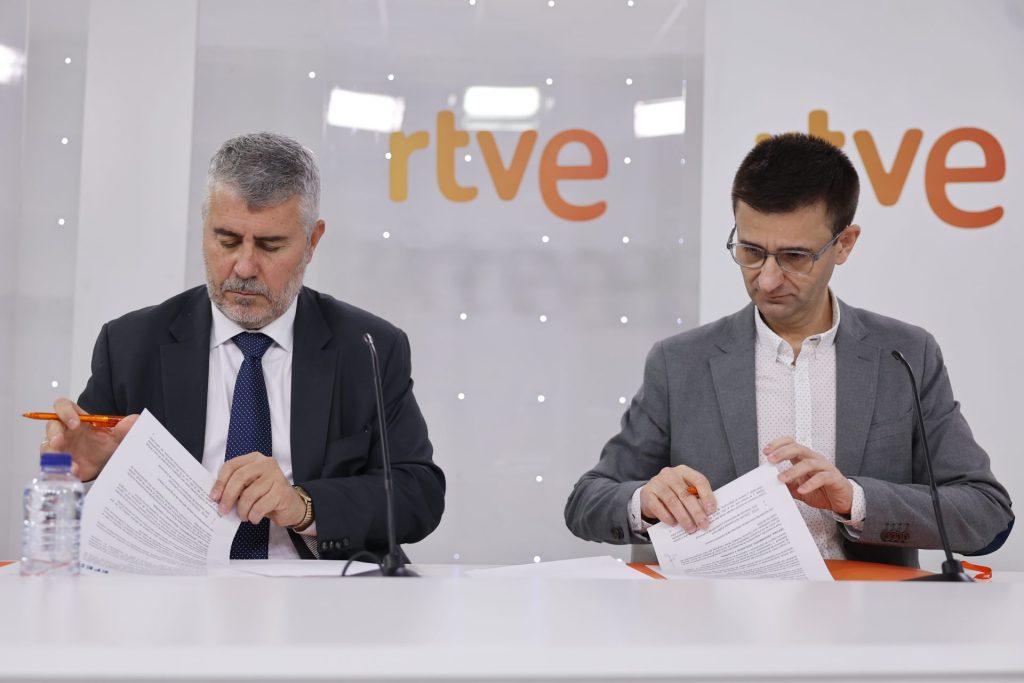 Madrid, 02/12/2025.- El presidente de la Agencia EFE, Miguel Ángel Oliver (2i), el presidente de RTVE, José Pablo López (2d), durante la firma del acuerdo marco de colaboración suscrito entre ambas entidades. EFE/Mariscal
