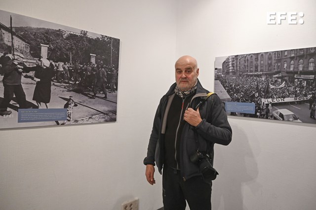 León, 03/12/2025.- El fotógrafo Mauricio Peña, uno de los autores de la exposición «León enTransición: los primeros pasos de la democracia», una muestra que recoge imágenes de la provincia de León en los años de la Transición elaborada con fondos gráficos de la Agencia EFE. EFE/J.Casares