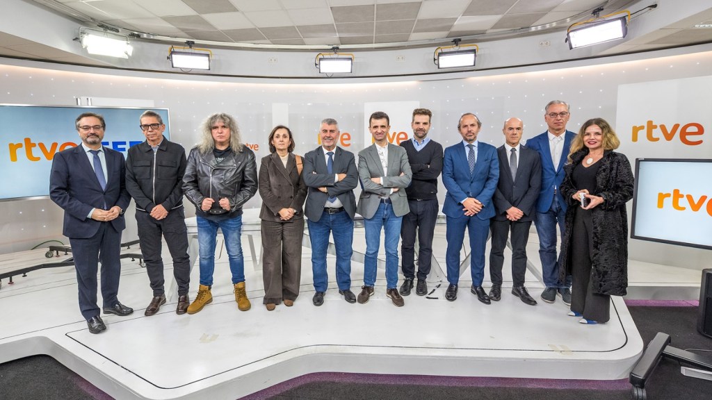 Madrid, 2/12/2025.- El presidente de la Agencia EFE, Miguel Ángel Oliver y el presidente de RTVE, José Pablo López, junto a sus respectivos equipos directivos tras la firma del acuerdo marco de colaboración suscrito entre ambas entidades. RTVE