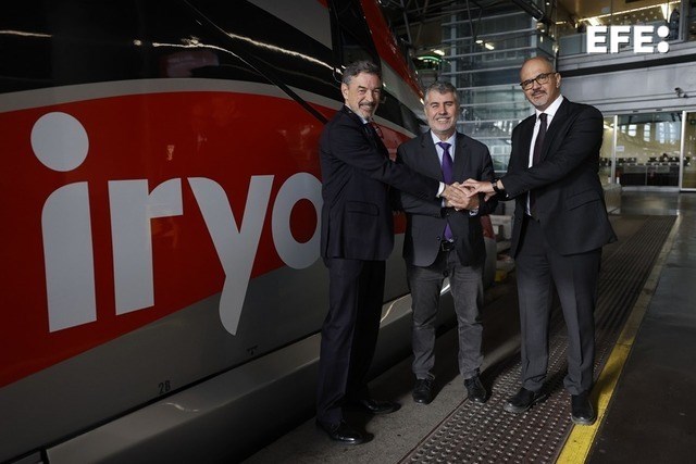 Madrid, 14/01/2026.- El consejero delegado del operador de alta velocidad Iryo, Fabrizio Favara (i), y el presidente de la Agencia EFE, Miguel Ángel Oliver (d), en la estación de Atocha (Madrid) durante la firma de un acuerdo estratégico de colaboración para integrar contenidos informativos en los servicios de los trenes. EFE/ Mariscal