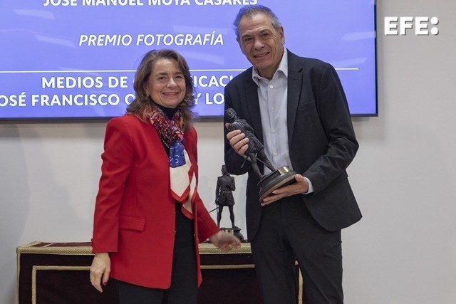 La ministra de Defensa, Margarita Robles, destaca la “excepcional” fotografía de Chema Moya, fotógrafo de la Agencia EFE, Premio Defensa 2025