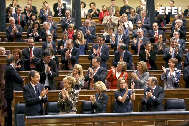 Madrid, 26/11/09.- Los parlamentarios del PSOE aplauden después de que el Congreso de los Diputados haya apoyado con 183 votos el proyecto de Ley del Aborto que comienza así su tramitación parlamentaria tras superar cinco enmiendas a la totalidad que han sido apoyadas por 162 diputados. La ley ha contado con el apoyo de los diputados del PSOE, PNV, ERC-IU-ICV, NaBai, BNG y de un parlamentario de CiU; en contra han votado el PP, CC, UPyD, UPN y otros ocho diputados de CiU. La parlamentaria de CiU Mercé Pigem se ha abstenido. EFE/Fernando Alvarado