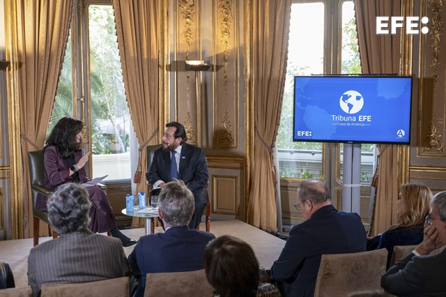 La directora de Internacional de la Agencia EFE entrevista al vicepresidente de El Salvador, Félix Ulloa, en la Tribuna EFE-Casa de América
