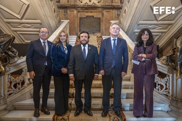 Madrid, 18/02/2026.-El vicepresidente de El Salvador, Félix Ulloa (c), la periodista de la Agencia EFE Emilia Pérez (d), y el director de la Casa de América León de la Torre (2d), en la fotografía de familia en la Tribuna EFE - Casa América, en Madrid.-EFE/ Fernando Villar