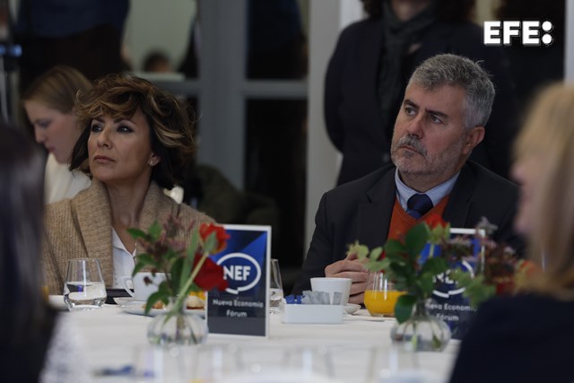 Madrid, 20/02/2026.- El presidente de la Agencia EFE, Miguel Ángel Oliver, junto a la periodista Sonsoles Ónega, durante el Foro de la Nueva Comunicación, organizado por Nueva Economía Fórum y protagonizado por la periodista y presidenta de la Asociación de la Prensa de Madrid (APM), María Rey, en Madrid. EFE/J.J. Guillén