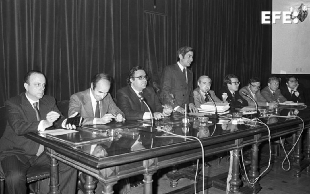 Madrid, 10/04/1978.- Los miembros de la ponencia constitucional han firmado el informe del proyecto de Constitución, en presencia de numeroso grupo de periodistas y reporteros gráficos. En la foto, de izq a dcha: Manuel Fraga, Miguel Roca, Gregorio Peces Barba, Gabriel Cisneros, Jose Pedro Pérez Llorca, Miguel Herrero de Miñon y Jordi Solé Tura. EFE/Manuel H de León