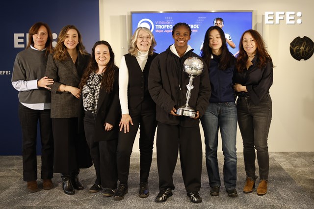 Madrid, 09/02/2026.- La colombiana Linda Caicedo, futbolista del Real Madrid, posando tras la entrega del premio a la Mejor Jugadora Iberoamericana de 2025 con parte de la redacción de Deportes de la Agencia EFE. EFE/ Ballesteros