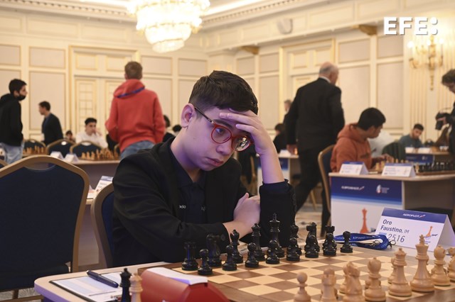 Moscú, 05/03/2026.- El prodigio argentino del ajedrez, Faustino Oro, perdió el título de Gran Maestro ante el ruso Aleksey Grevnev, en la última jornada del Aeroflot Open. Oro (2516), que jugó con negras, llegó a la última partida con serias opciones de lograr la hazaña de convertirse en el más joven Gran Maestro de la historia. EFE/ Ignacio Ortega